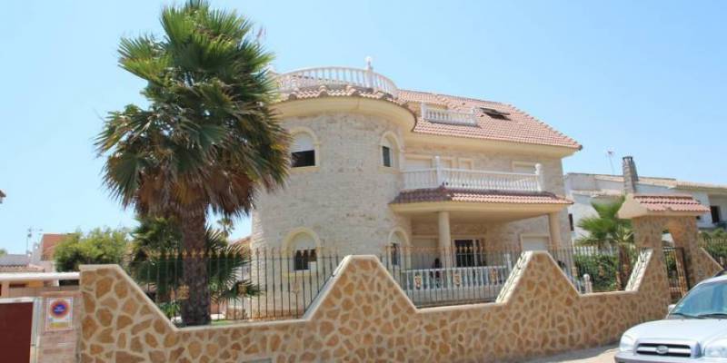 De ekstraordinære villaene til salgs i La Zenia - Orihuela Costa vil fortrylle hele familien